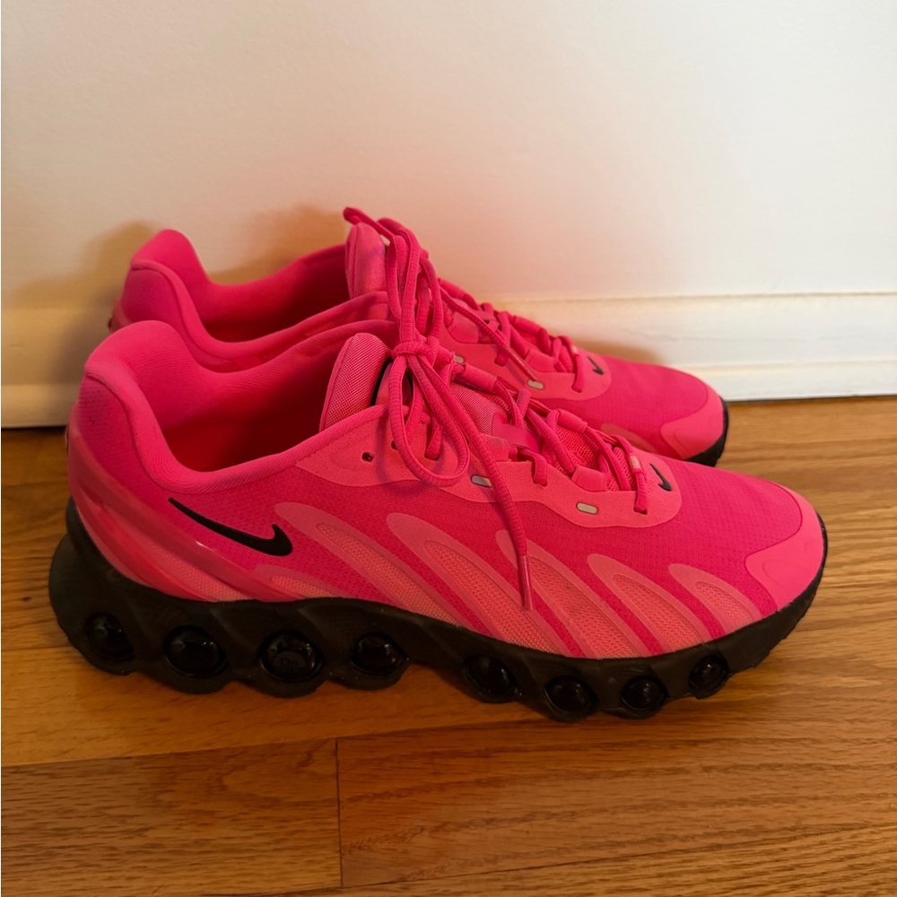 Men’s Nike Air Max Dn8 sneakers in the "Hyper Pink" size 10.5